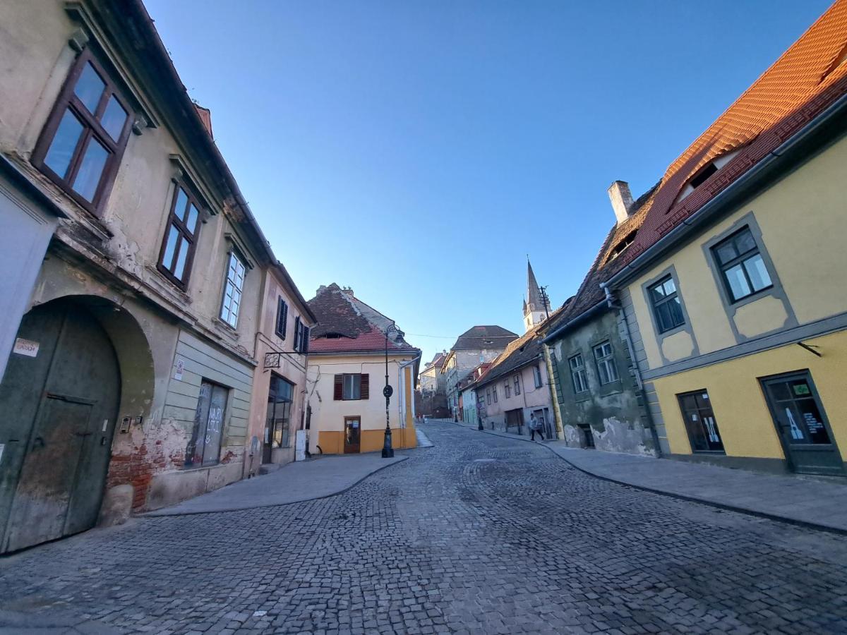 Cozy Apartment In The Heart Of Sibiu Bagian luar foto